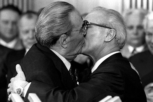 breshnev-honecker-kiss